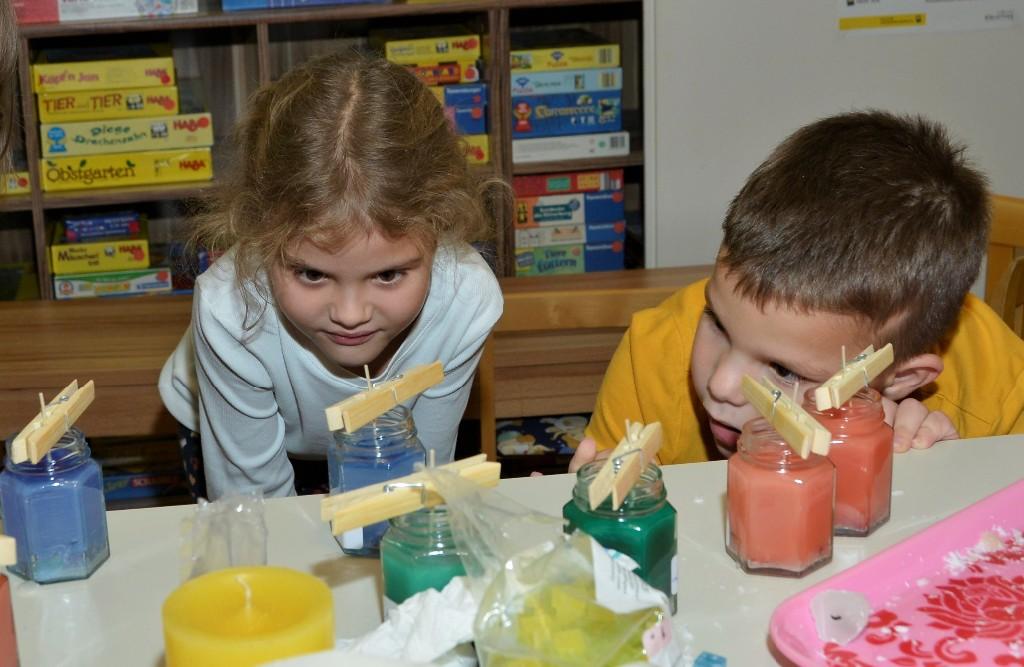 Kerzen gießen - Kinder mit fertigen Kerzen