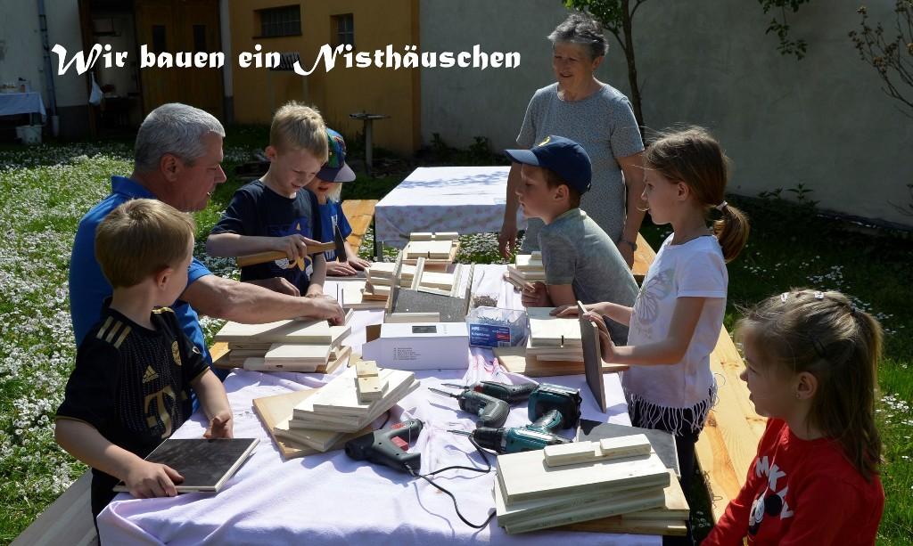 Nisthäuschen - Kinder beim Bauen an einem Tisch