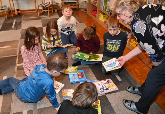 1,2,3 zur Bücherei - Besuch der 1. Klasse in der Bibliothek Generationentreff
