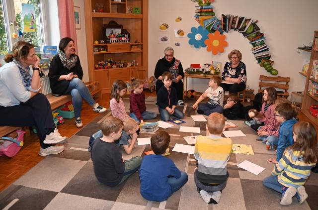 1,2,3 zur Bücherei - Besuch der 1. Klasse in der Bibliothek Generationentreff