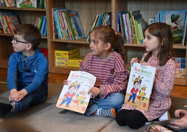 1,2,3 zur Bücherei - Besuch der 1. Klasse in der Bibliothek Generationentreff