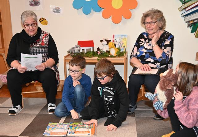 1,2,3 zur Bücherei - Besuch der 1. Klasse in der Bibliothek Generationentreff