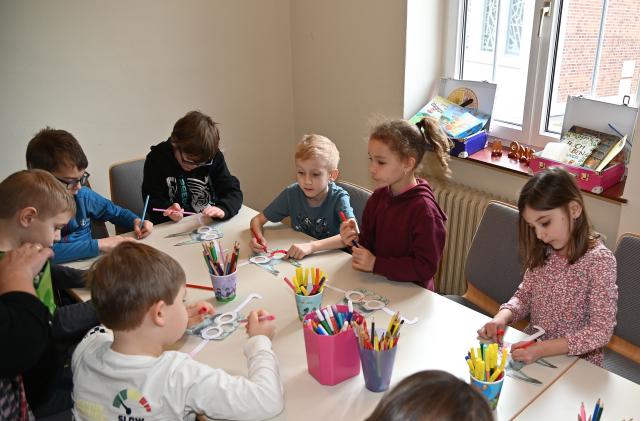 1,2,3 zur Bücherei - Besuch der 1. Klasse in der Bibliothek Generationentreff