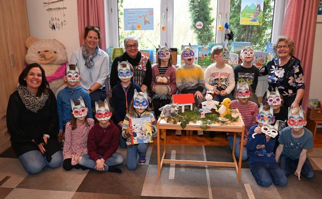 1,2,3 zur Bücherei - Besuch der 1. Klasse in der Bibliothek Generationentreff
